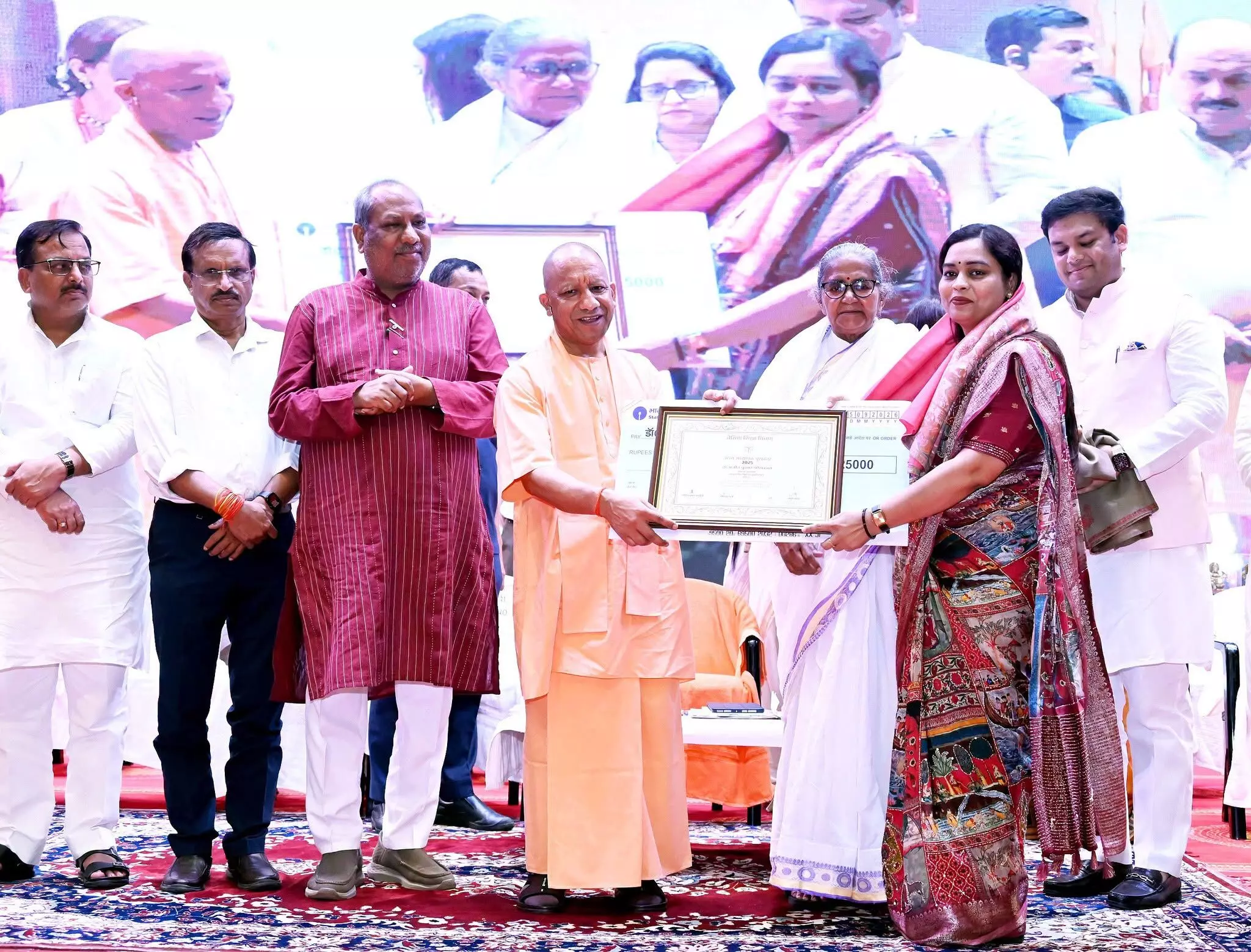 37956-yogi-cm-teachers-day UP News : 81 शिक्षकों को मिला सम्मान, CM योगी ने गिनाई यूपी की बदली शिक्षा व्यवस्था