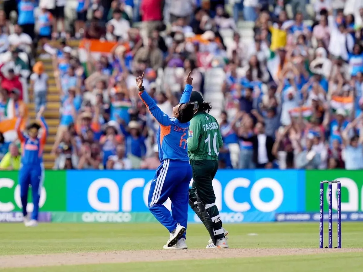 38010-ind-w-vs-pak-w IND W vs PAK W: 18.1 ओवर में पाकिस्तान की पूरी टीम ढेर, भारत को 56 रन का टारगेट, महिला टी20 में सबसे छोटा स्कोर; सभी विकेट स्पिनर्स ने झटके