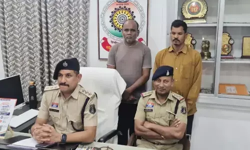 CG Crime : सरकारी नौकरी का झांसा देकर 25 लाख की ठगी, CRPF जवान समेत 2 गिरफ्तार CG Crime : सरकारी नौकरी का झांसा देकर 25 लाख की ठगी, CRPF जवान समेत 2 गिरफ्तार