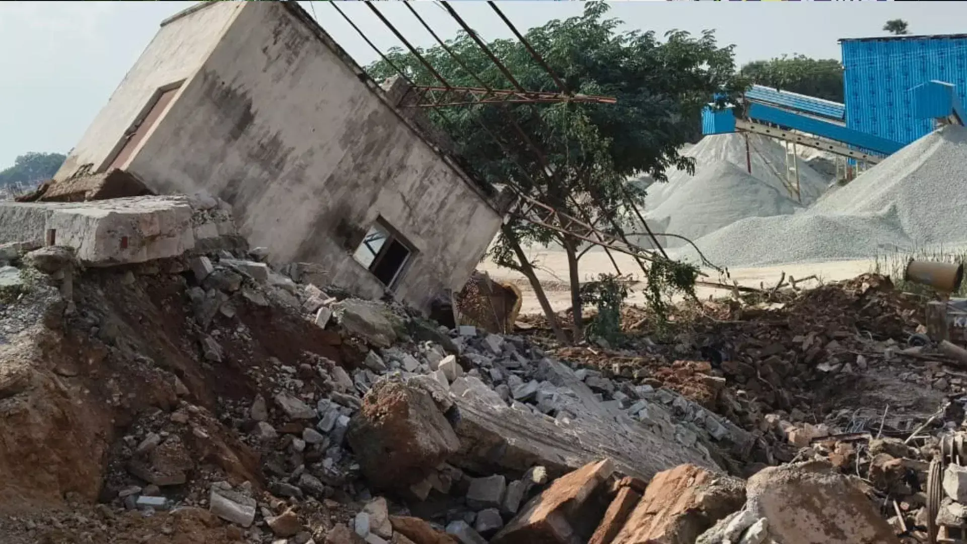 UP News : मिर्जापुर क्रशर प्लांट में बड़ा हादसा, ब्लास्टिंग के बाद ढहा स्ट्रक्चर; 4 मजदूर मलबे में दबे