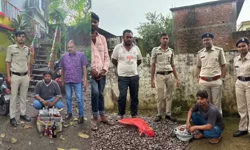 आबकारी विभाग की बड़ी कार्रवाई, कार सहित अवैध मदिरा बरामद, 3 प्रकरण दर्ज आबकारी विभाग की बड़ी कार्रवाई, कार सहित अवैध मदिरा बरामद, 3 प्रकरण दर्ज