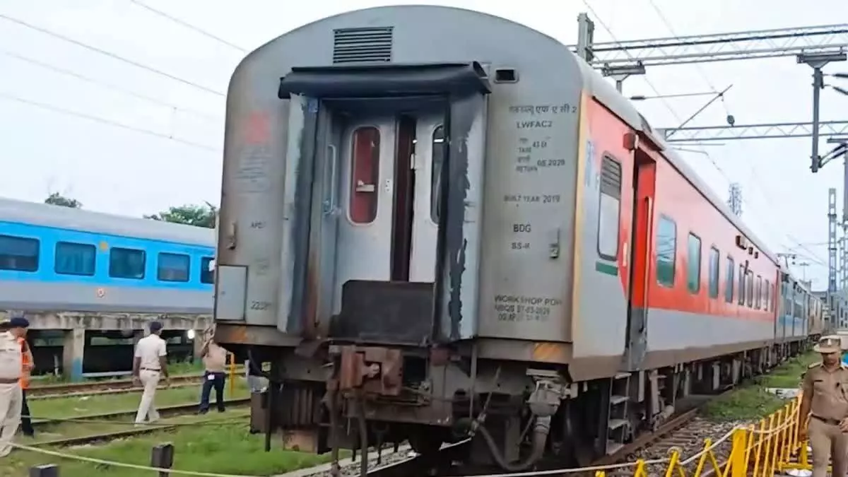 आरा के पास महानंदा एक्सप्रेस डिरेल, बड़ा हादसा टला; इंजन समेत 3 कोच के पहिए उतरे आरा के पास महानंदा एक्सप्रेस डिरेल, बड़ा हादसा टला; इंजन समेत 3 कोच के पहिए उतरे