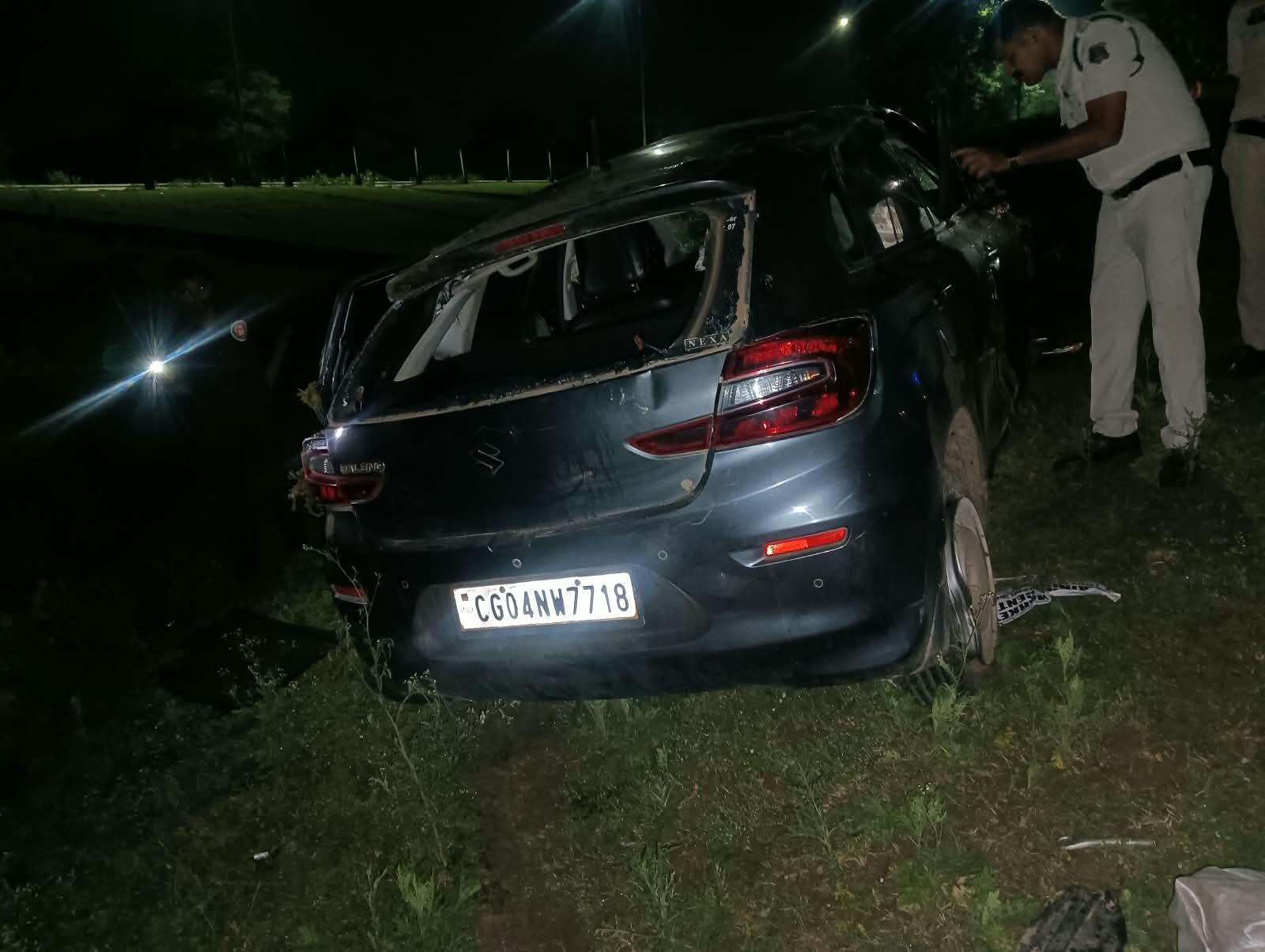 Raipur Accident : तेज रफ्तार कार डिवाइडर से टकराई, युवती की मौत तीन घायल
