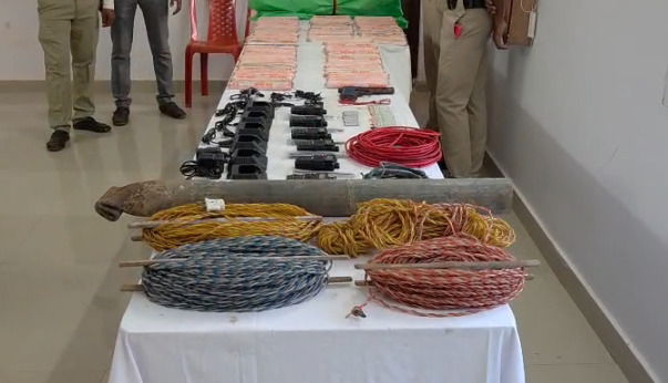 CG Naxal News : जंगल में मिला नक्सल डंप, पिस्टल-वॉकी-टॉकी समेत भारी मात्रा में विस्फोटक बरामद