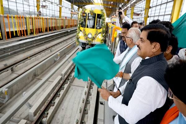 MP News : इंदौर मेट्रो के दूसरे चरण की शुरुआत, CM मोहन यादव ने दिखाई हरी झंडी; अब 17 किमी रूट पर दौड़ेगी मेट्रो
