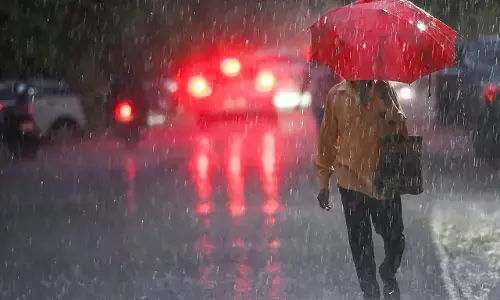 CG Weather: छत्तीसगढ़ में मानसून पड़ा सुस्त, रायपुर में आज छाए रहेंगे बादल; गरज-चमक के साथ बौछार पड़ने की संभावना CG Weather: छत्तीसगढ़ में मानसून पड़ा सुस्त, रायपुर में आज छाए रहेंगे बादल; गरज-चमक के साथ बौछार पड़ने की संभावना