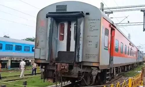 आरा के पास महानंदा एक्सप्रेस डिरेल, बड़ा हादसा टला; इंजन समेत 3 कोच के पहिए उतरे