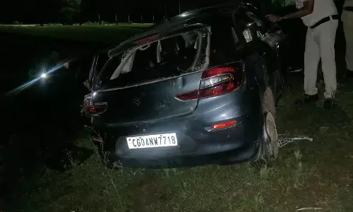 Raipur Accident : तेज रफ्तार कार डिवाइडर से टकराई, युवती की मौत, तीन घायल