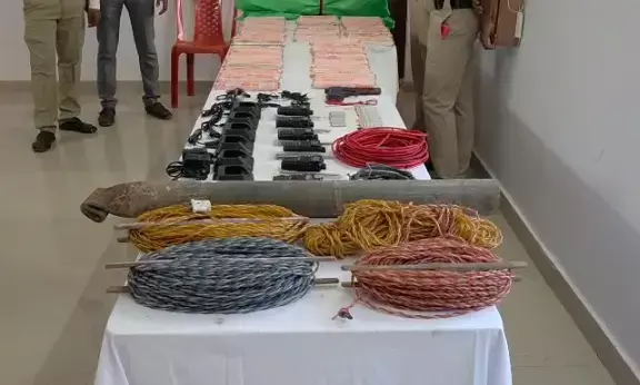 CG Naxal News : जंगल में मिला नक्सल डंप, पिस्टल-वॉकी-टॉकी समेत भारी मात्रा में विस्फोटक बरामद