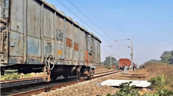 Janjgir-Naila Railway Station: प्लेटफॉर्म पर अचानक दो हिस्सों में बंटकर चलने लगी मालगाड़ी, मचा हड़कंप