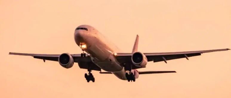 Air India Express Flight: 36,000 फीट की ऊंचाई पर उड़ रही थी कोच्चि अबू धाबी फ्लाइट, बीच रास्ते में एक इंजन बंद कर कोच्चि लौटा विमान, जानें क्या है मामला