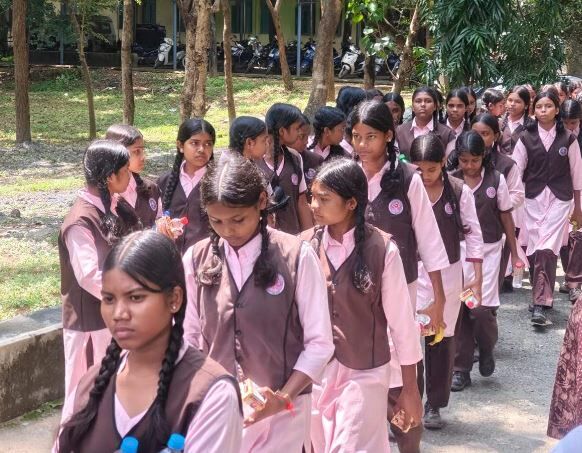 Eklavya girl students Foot march: कलेक्टर से मिलने 20 किमी पैदल चलीं एकलव्य कन्या स्कूल की 250 छात्राएं, जानें क्या थी समस्या