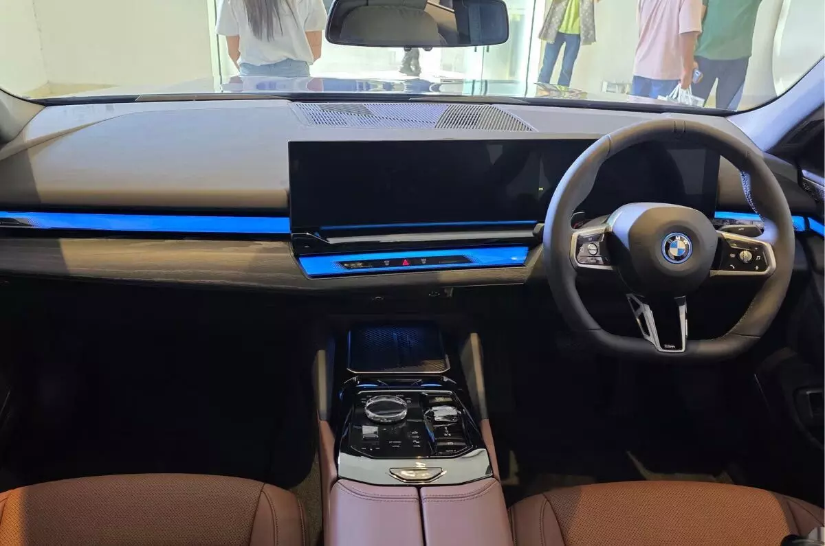 38176-bmw BMW i5 LWB भारत में लॉन्च: फुल चार्ज में 669Km की रेंज, चेन्नई में होगा प्रोडक्शन, जानें इस इलेक्ट्रिक सेडान की कीमत