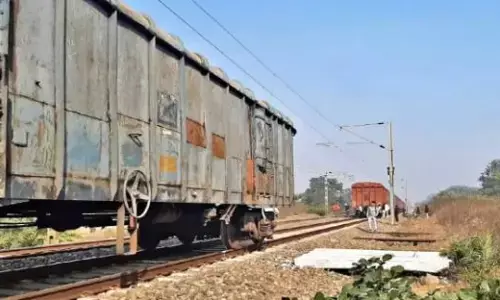 Janjgir-Naila Railway Station: प्लेटफॉर्म पर अचानक दो हिस्सों में बंटकर चलने लगी मालगाड़ी, मचा हड़कंप Janjgir-Naila Railway Station: प्लेटफॉर्म पर अचानक दो हिस्सों में बंटकर चलने लगी मालगाड़ी, मचा हड़कंप