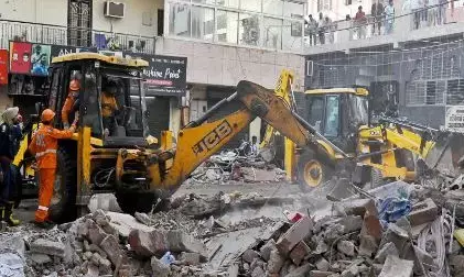 Delhi Building Collapse MCD Officers Suspends: सत्य निकेतन पीजी हादसा मामले में निगम के डिप्टी कमिश्नर समेत 5 अधिकारी सस्पेंड, देखें लिस्ट