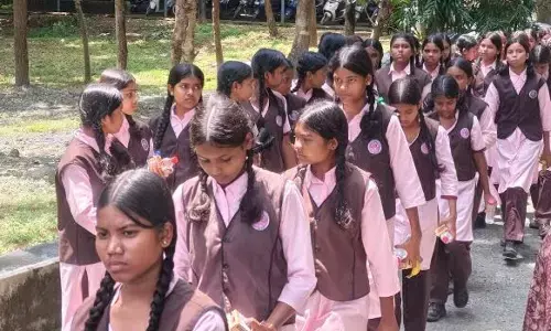 Eklavya girl students Foot march: कलेक्टर से मिलने 20 किमी पैदल चलीं एकलव्य कन्या स्कूल की 250 छात्राएं, जानें क्या थी समस्या