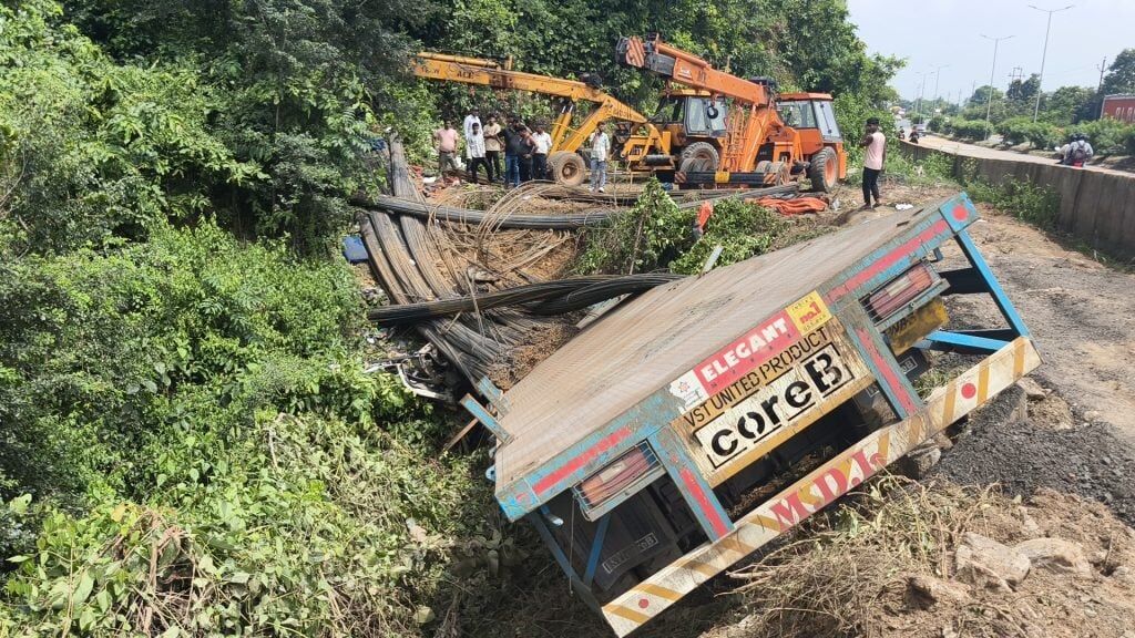 Jharkhand Accident : चुट्टूपालू घाटी में फिर दर्दनाक हादसा, सरिया लदा ट्रेलर गड्ढे में गिरा, 2 की मौत