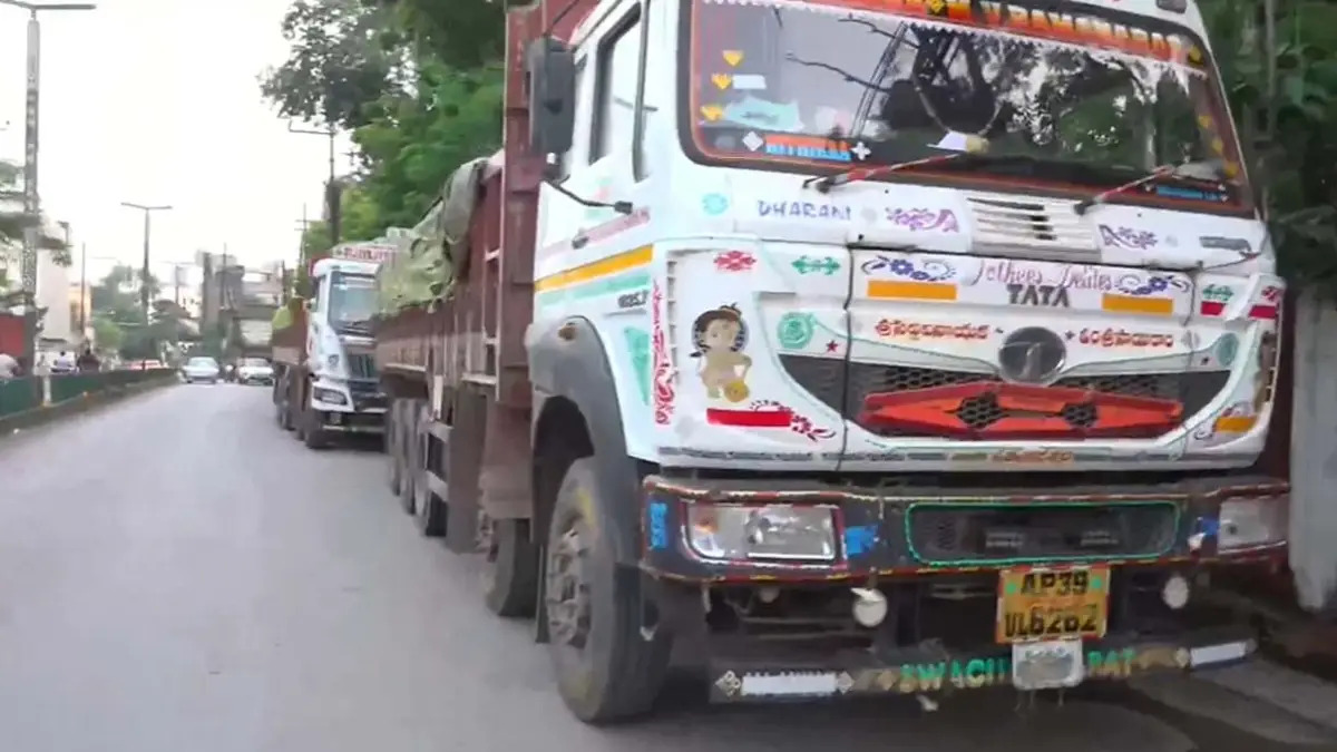 Raipur City News : लोहे के सामान के नीचे छिपाकर ले जा रहे थे गांजा, DRI ने 700 किलो की खेप पकड़ी