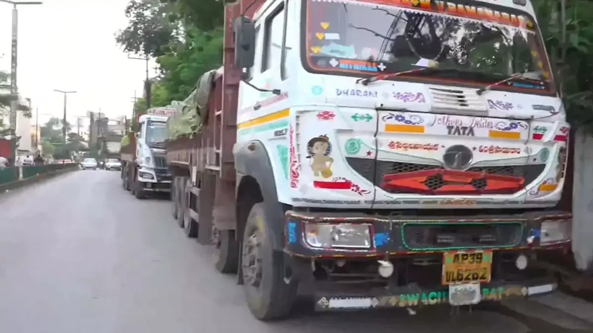 38319-untitled Raipur City News : लोहे के सामान के नीचे छिपाकर ले जा रहे थे गांजा, DRI ने 700 किलो की खेप पकड़ी