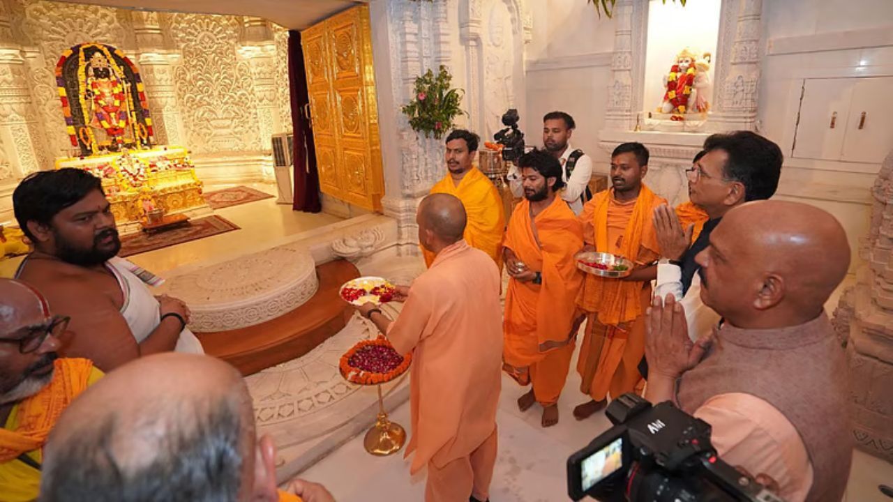 CM Yogi Ayodhya Visit : रामलला के दरबार पहुंचे सीएम योगी, हनुमानगढ़ी में लिया आशीर्वाद; नए CEO से की मुलाकात
