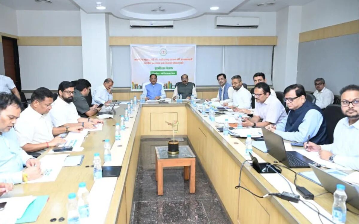CM Sai Meeting: सीएम साय की बड़ी समीक्षा बैठक, शहरों में बेहतर सुविधाओं पर जोर, 240 ई-बसों से मजबूत होगा पब्लिक ट्रांसपोर्ट; अमृत मिशन की धीमी प्रगति पर जताई नाराजगी
