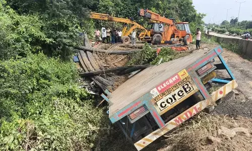 Jharkhand Accident : चुट्टूपालू घाटी में फिर दर्दनाक हादसा, सरिया लदा ट्रेलर गड्ढे में गिरा, 2 की मौत