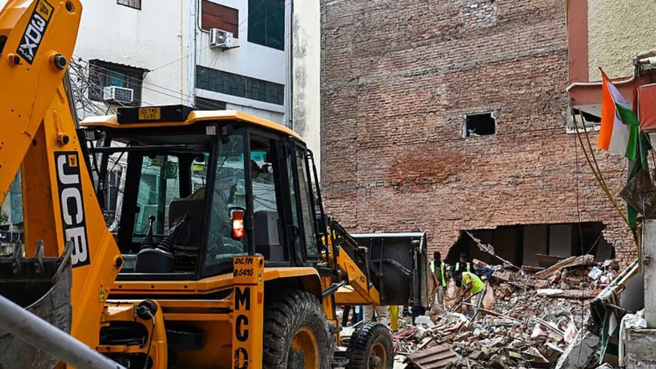 Delhi Building Collapse : सत्य निकेतन हादसे के बाद MCD का बड़ा एक्शन, आज से तोड़ी जाएंगी 27 जर्जर इमारतें; मालिकों को भेजा नोटिस