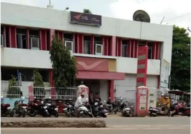 Ambikapur Post Office FD Scam: पोस्ट आफिस के 15 खातों से 35 लाख गायब, 3 कर्मचारी सस्पेंड; जांच में खुला बड़ा खेल