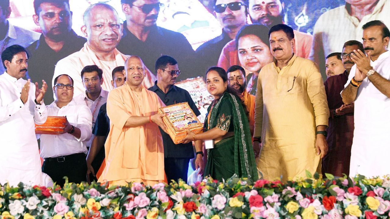 CM Yogi Varanasi Visit: कामकाजी महिला सम्मान समारोह में सीएम योगी ने गिनाईं सरकार की योजनाएं, महिला पुलिस बल से लेकर रोजगार तक के प्रयासों का किया जिक्र