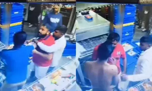 Durg Crime News: दुर्ग में पिज्जा डिलीवरी बॉय से मारपीट का वीडियो वायरल, सुपेला थाने में FIR Durg Crime News: दुर्ग में पिज्जा डिलीवरी बॉय से मारपीट का वीडियो वायरल, सुपेला थाने में FIR