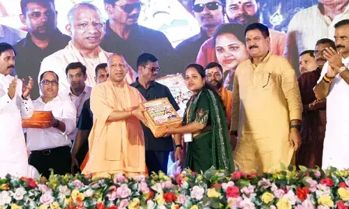 CM Yogi Varanasi Visit: कामकाजी महिला सम्मान समारोह में सीएम योगी ने गिनाईं सरकार की योजनाएं, महिला पुलिस बल से लेकर रोजगार तक के प्रयासों का किया जिक्र