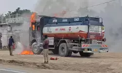 CG News : टैंकर स्टार्ट करते ही भड़की आग, पेट्रोल-डीजल से भरे वाहन ने मचाई अफरा-तफरी CG News : टैंकर स्टार्ट करते ही भड़की आग, पेट्रोल-डीजल से भरे वाहन ने मचाई अफरा-तफरी