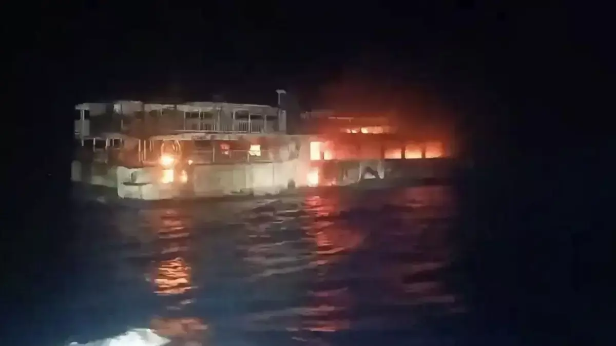 Philippines Ferry Fire : समुद्र के बीच फेरी में लगी आग, 5 लोगों की मौत; 87 यात्री अब भी लापता, रेस्क्यू जारी