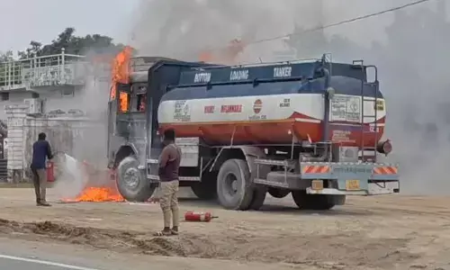 CG News : टैंकर स्टार्ट करते ही भड़की आग, पेट्रोल-डीजल से भरे वाहन ने मचाई अफरा-तफरी
