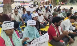 UP TGT-PGT Protest : TGT-PGT भर्ती पर घमासान, प्रयागराज में छात्रों का प्रदर्शन; नियम बदलने की उठी मांग