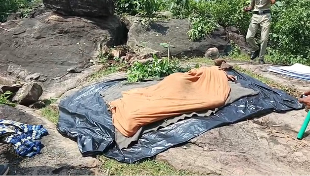MP Crime : प्रेमिका के बुलावे पर जंगल पहुंचा युवक, पत्थरों से कुचलकर की हत्या, चट्टानों के नीचे मिला शव