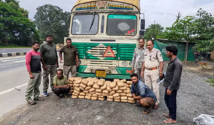 CG Crime : कंटेनर में छिपाकर ले जा रहे थे 120 किलो गांजा, चालक-परिचालक गिरफ्तार CG Crime : कंटेनर में छिपाकर ले जा रहे थे 120 किलो गांजा, चालक-परिचालक गिरफ्तार