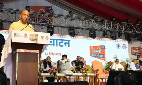 Gomti Book Festival 2026 : CM योगी ने युवाओं को बांटी ‘एग्जाम वॉरियर्स’, बोले- स्क्रीन दुनिया दिखाती है, किताबें समझने की ताकत देती हैं