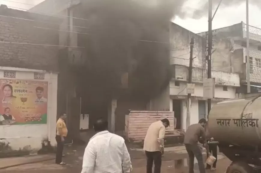 CG News : रिपेयरिंग दुकान में लगी भीषण आग, टीवी-फ्रिज समेत लाखों का सामान जलकर खाक CG News : रिपेयरिंग दुकान में लगी भीषण आग, टीवी-फ्रिज समेत लाखों का सामान जलकर खाक