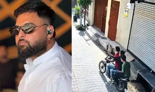 पंजाब में पंजाबी सिंगर गुलाब सिद्धू के घर फायरिंग: बाइक सवार नकाबपोशों ने 10-12 राउंड गोलियां चलाईं पंजाब में पंजाबी सिंगर गुलाब सिद्धू के घर फायरिंग: बाइक सवार नकाबपोशों ने 10-12 राउंड गोलियां चलाईं