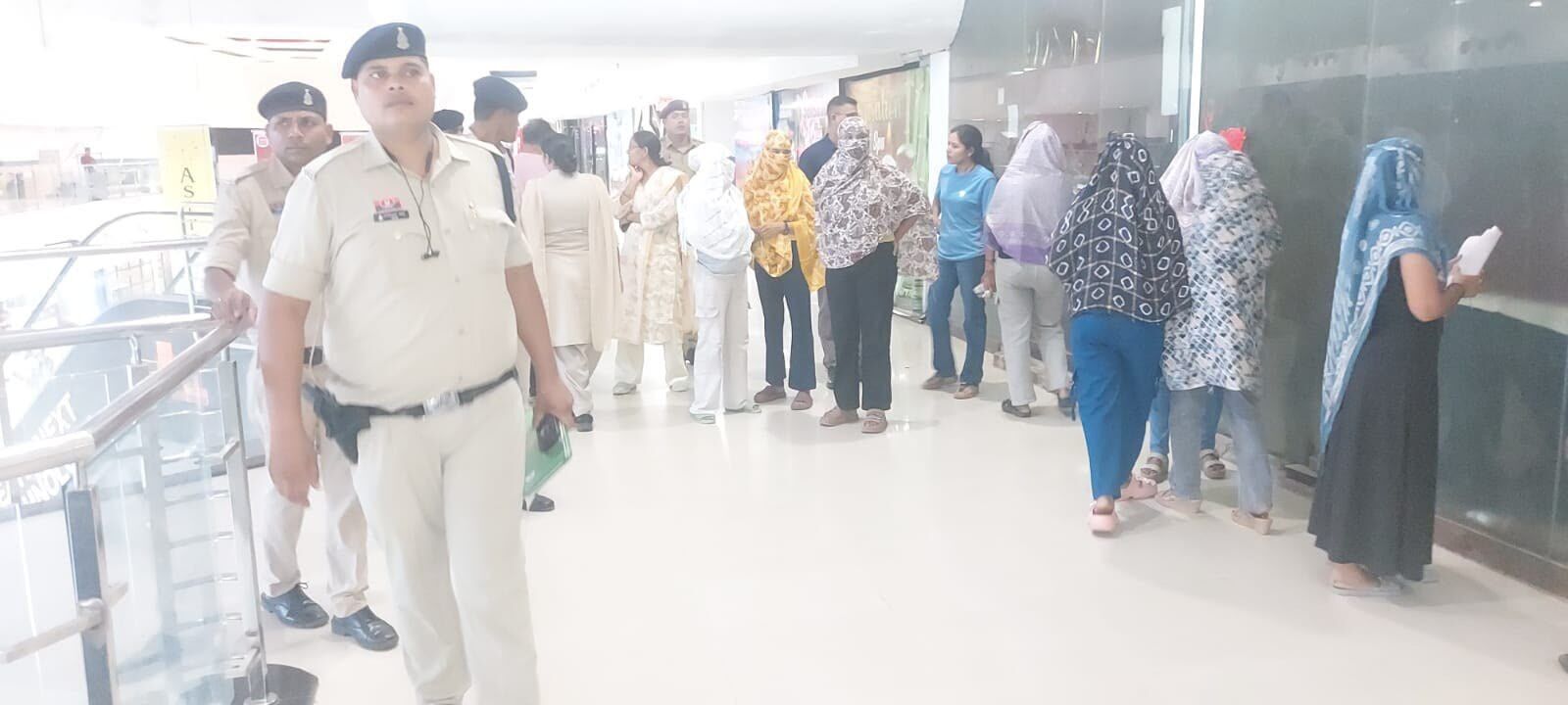 CG News : बिजली-पानी कटने के बाद भी स्पा सेंटर में थी हलचल, पुलिस ने की बड़ी कार्रवाई
