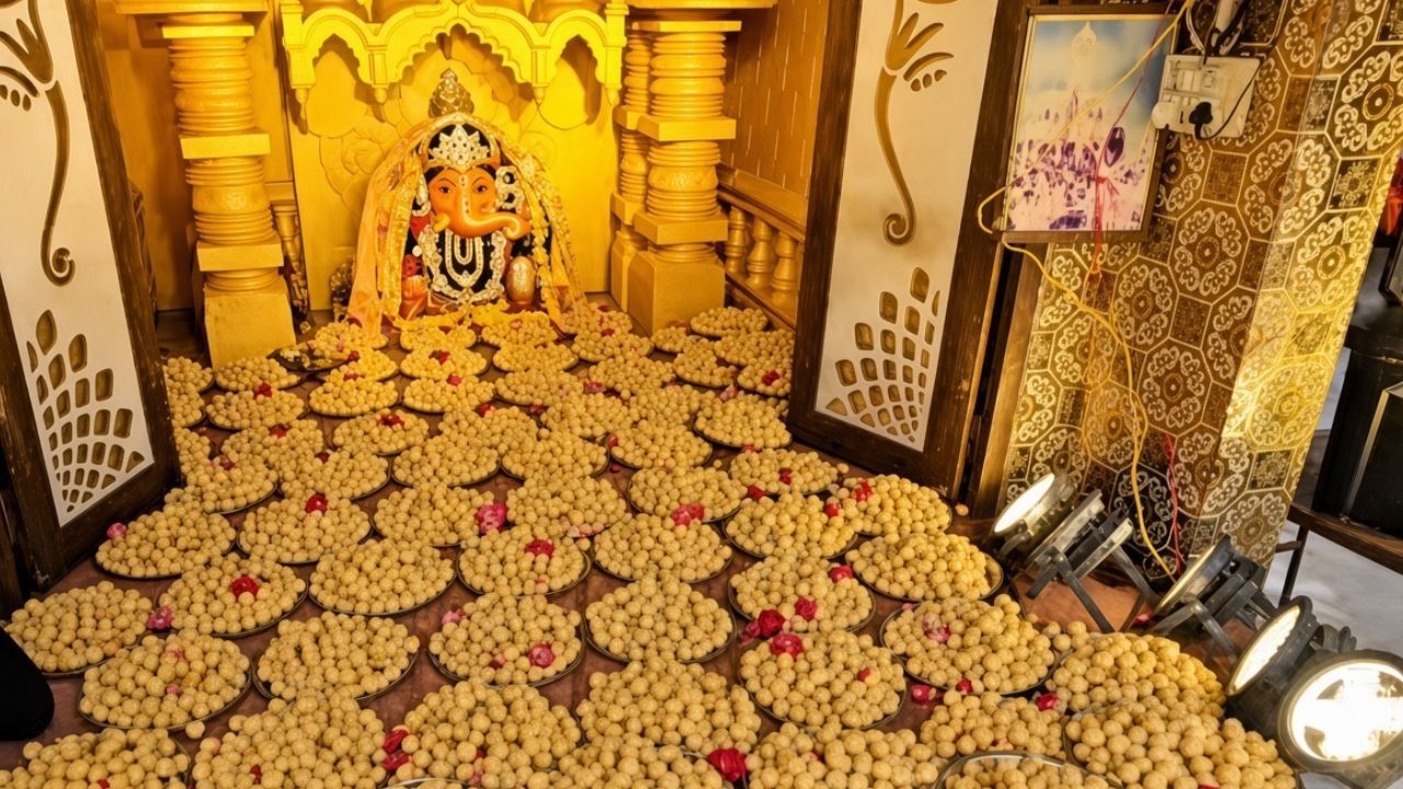 Siddhivinayak Ganesh : महाकाल दरबार में सिद्धिविनायक का भव्य श्रृंगार, गणेश चतुर्थी पर चढ़ाया गया 5 लाख मोदकों का भोग
