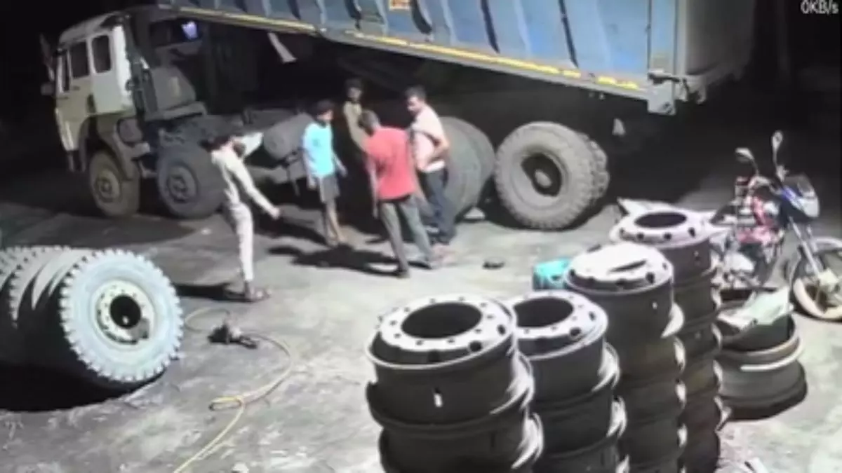 MP News : कोयले से लदे ट्रेलर का टायर बदलते समय भीषण ब्लास्ट, चालक की मौत, 2 लोग घायल, घटना CCTV में कैद MP News : कोयले से लदे ट्रेलर का टायर बदलते समय भीषण ब्लास्ट, चालक की मौत, 2 लोग घायल, घटना CCTV में कैद