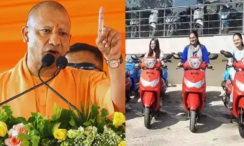 UP Scooty Yojana: यूपी सरकार का बड़ा फैसला, मेधावी छात्राओं को मिलेगी स्कूटी; हेलमेट और पेट्रोल भी साथ मिलेगा