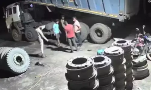 MP News : कोयले से लदे ट्रेलर का टायर बदलते समय भीषण ब्लास्ट, चालक की मौत, 2 लोग घायल, घटना CCTV में कैद