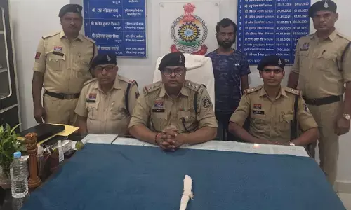 CG Crime : पत्नी को प्रेमी के साथ देख भड़का पति, चाकू से गला रेतकर की हत्या, आरोपी गिरफ्तार