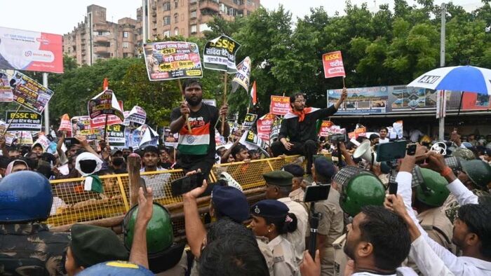पटना में प्रतियोगी परीक्षाओं को लेकर छात्रों का प्रदर्शन, राजभवन मार्च में पुलिस से झड़प; 13 मांगों को लेकर सड़कों पर उतरे अभ्यर्थी