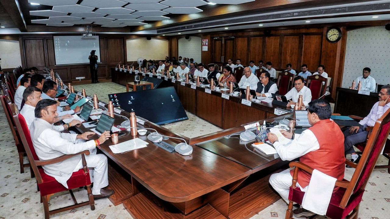 MP Cabinet Decision: मोहन कैबिनेट के बड़े फैसले : 25 सितंबर से सुगम परिवहन सेवा, 53 हजार करोड़ के निवेश प्रस्ताव; 7500 छात्रों को मिलेगी ई-स्कूटी