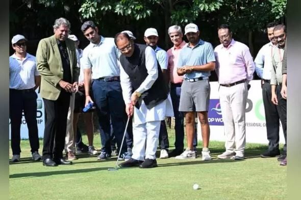 मुख्यमंत्री साय ने गोल्फ में आजमाया हाथ, बोले-फिल्मों में देखते थे गोल्फ, आज खुद कर रहे मेजबानी, कपिल देव भी हुए क्रेजी