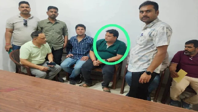 MP News : नामांतरण के बदले 25 हजार की रिश्वत, 15 हजार लेते बाबू गिरफ्तार
